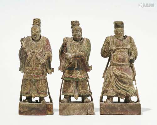 Trois guerriers, Chine, dynastie Ming (1368-1644)Bois sculpté, ancienne polychromie et dorure, H 29 cm