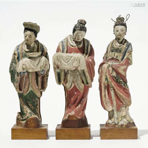 Trois servantes, Chine, dynastie Ming (1368-1644) ou antérieurTerre crue et fibres naturelles, ancienne polychromie, H 29 cm