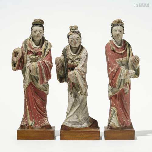 Trois servantes, Chine, dynastie Ming (1368-1644) ou antérieurTerre crue et fibres naturelles, ancienne polychromie, H 32 et 34 cm