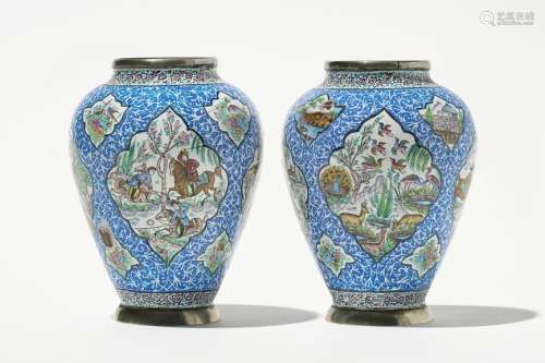 Paire de vases, émaux de Canton, Chine, XIXe s, pour le marché perseA décor de scènes de chasse et animaux en réserve, H 11 cm