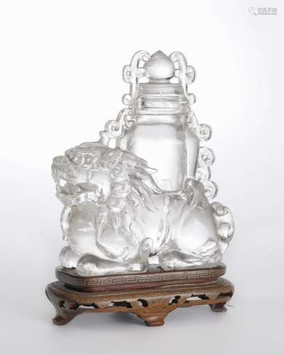 Vase couvert reposant sur un lion, ChineCristal de roche sculpté et ajouré, H 14 cm