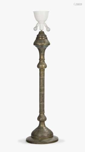 Grand lampadaire syrien, fin XIXe s Laiton ajouré décoré en thuluth et en coufique, H 176 cm