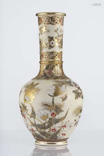 Vase balustre, Satsuma, Japon, époque Meiji (1868-1912)Porcelaine émaillée polychrome et or à décor de fleurs, H 51 cm