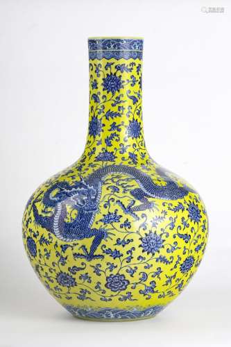 Important vase balustre, Chine, début XXe s, marque Qianlong apocryphePorcelaine à décor de dragons bleus sur fond jaune, H 60 cm