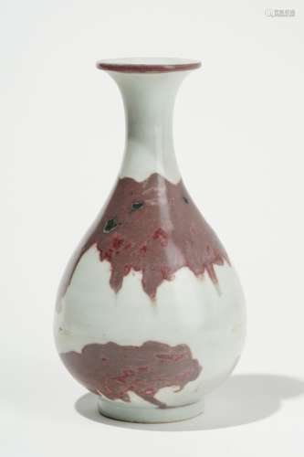 Vase yuhuchun, Chine, style dynastie Yuan (1280-1368)Porcelaine à décor émaillé de coulures rouges sur fond blanc, H 22 cm