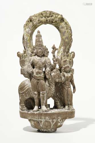 Shiva et Parvati et le taureau Nandi, Inde, XIXe sGroupe en bois sculpté, traces de polychromie, H 46 cm