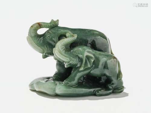 Deux éléphants, ChineJade vert, base ovale en jade à inclusions rousses, H 6 cm et L 7 cm