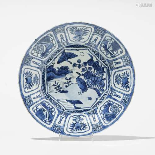 Plat semi-creux, Chine, époque Wanli (1573-1620)Porcelaine émaillée bleu et blanc à décor de canards et fleurs, le marli à motifs de fleurs et fruits, D 28 cm