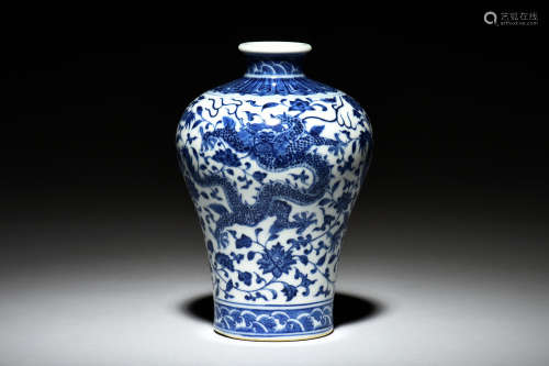 BLUE AND WHITE 'DRAGON' VASE, MEIPING
