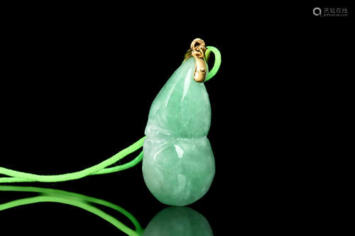 18K YG JADEITE CARVED 'BEAN' ORNAMENT