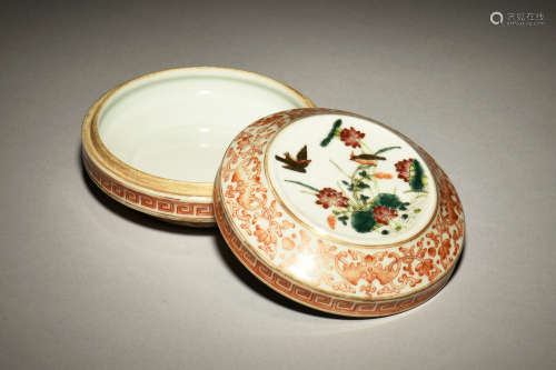 FAMILLE ROSE UNDERGLAZED RED ROUND BOX WITH COVER