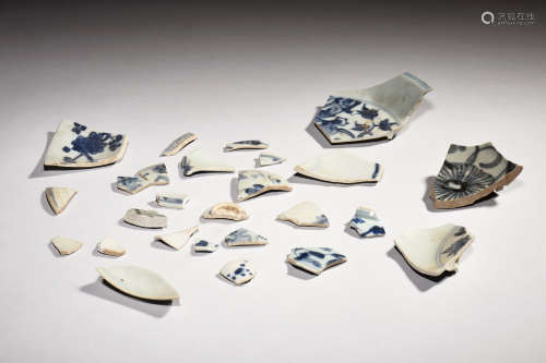 GROUP OF TWENTY-SIX BLUE AND WHITE BROKEN PORCELAIN PIECES