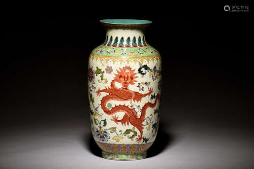 FAMILLE ROSE 'DRAGONS' VASE