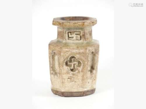Vase en céramique et émail céladon de forme ortogonale, décor de s... des enchères du 23 septembre 2017