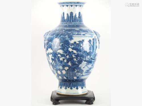 Grand vase de forme balustre, décor en bleu de daims sous des pins de... des enchères du 23 septembre 2017