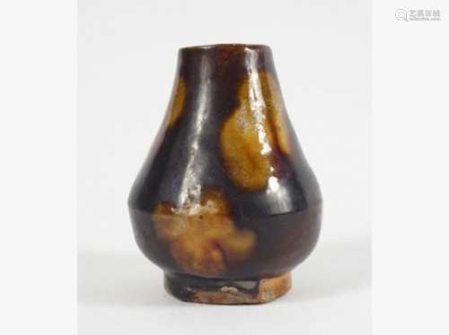 Petit vase Hu en céramique et émail brun beige.  Chine époque Tang.... des enchères du 23 septembre 2017