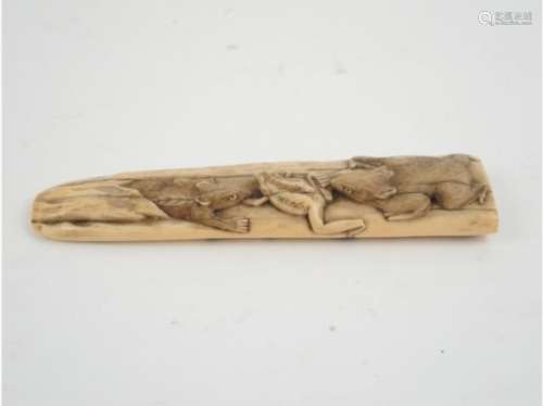 Elément de manche de sabre japonais en ivoire sculpté, à décor de ... des enchères du 23 septembre 2017