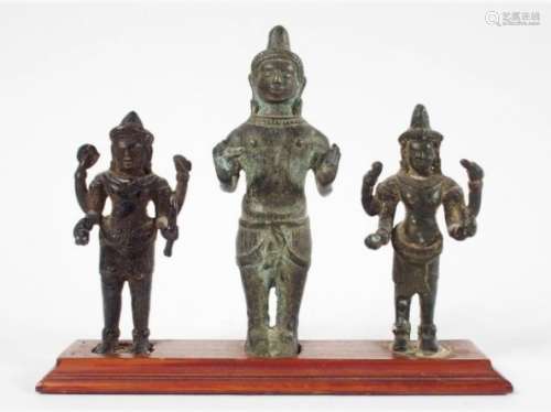 Ensemble de trois bronzes représentant la divinité Vishnu.  XVIème ... des enchères du 23 septembre 2017