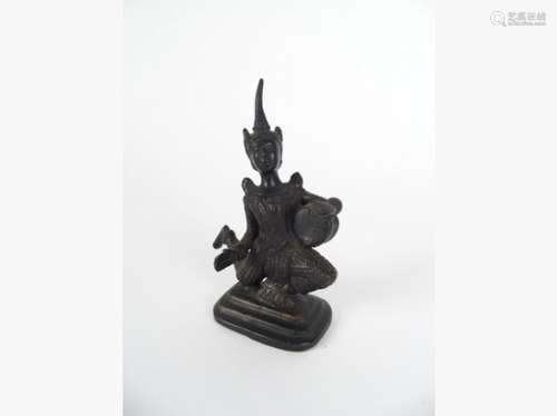 Petit sujet en bronze à patine brune 'divinité du Siam'. H. 10,5 cm des enchères du 23 septembre 2017