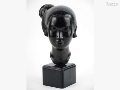 Sculpture en bronze Extrême-Orient XXème 'Portrait de jeune fille au... des enchères du 23 septembre 2017