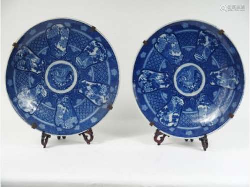 Paire de plats en porcelaine d'imari, décor au pochoir en bleu de vol... des enchères du 23 septembre 2017