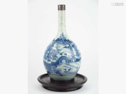 Vase bouteille en porcelaine blanche XVIIIème, à décor bleu sous co... des enchères du 23 septembre 2017