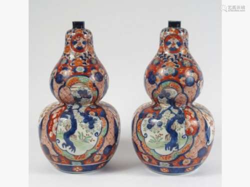 Paire de vases en forme de coloquinte en porcelaine d'Imari, à décor... des enchères du 23 septembre 2017
