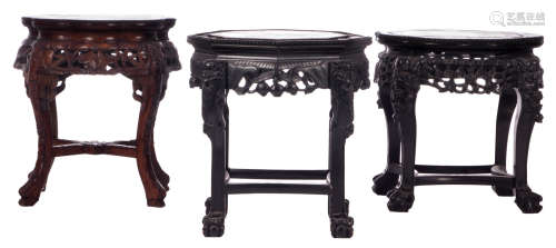 Three Chinese carved wooden stools with a marble top, H 44,5 - 48 - ø 40,5 - 45 cm