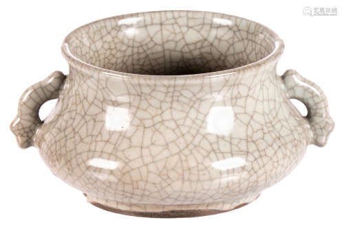 A celadon glazed Ge pottery bowl decorated with crabs claw crackle, H 8 cm