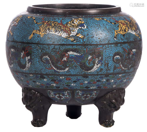 A Chinese champlevé archaic bronze tripod vessel, overall decorated with dragons and Fu lions, the bottom plate relief decorated and marked, 19thC, H 46 - W 51 cm