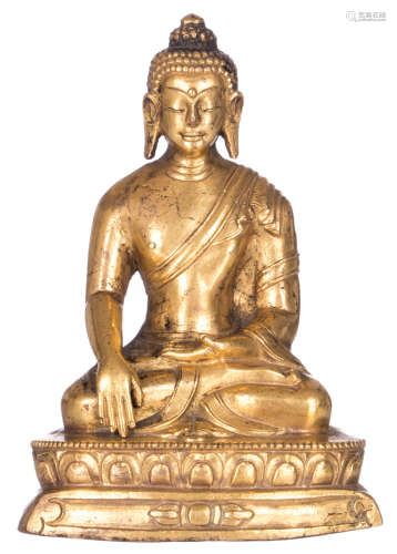 A seated Chinese gilt bronze Buddha, 18thC, H 11,5 - W 8,5 cm