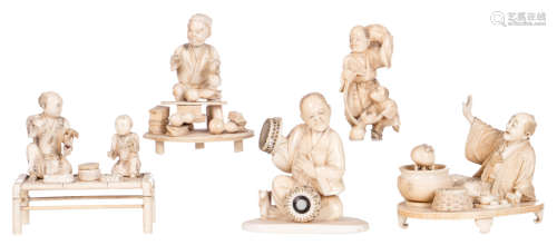 Five Japanese ivory okimono depicting charming scenes from daily life in the Meiji period, H 7,5 - 9,5 cm - Weight: 486g