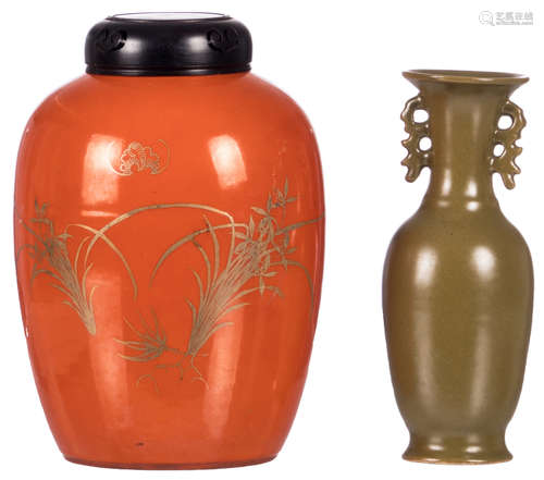 A Chinese teadust vase, marked; added a Chinese orange ground gold decorated ginger jar with lillies, a bat and a calligraphic text, marked, with a wooden cover, H 24 - 28 cm