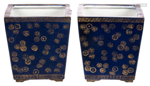 A pair of Chinese bleu poudré gold decorated quadrangular jardinières, H 23,5 - W 22,5 cm