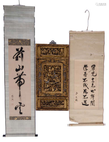 A Chinese carved gilt wooden and ajour worked panel depicting warrior scenes, 40 x 80,5 cm; added two Chinese scrolls with calligraphic texts, 30,5 x 61,5 and 26,5 x 97,5 cm - 43 x 114,5 and 36,5 x 152 cm (with mount)