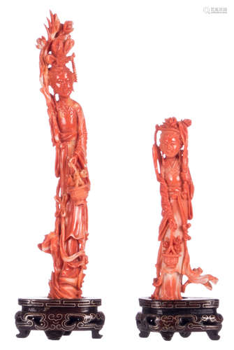 Two Chinese red coral figures depicting court ladies on a wooden base, H 11,5 - 18,5 (without base) - 14,5 - 21 cm (with base) - Weight: about 87 - 128 g