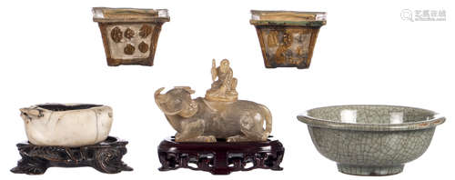 A Chinese marble ink pot on a matching wooden stand, added a Chinese horn sculpture on a wooden stand, a celadon crackle ware bowl and two miniature polychrome terracotta jardinières, H 3,5 - 7 - W 6,5 - 12,6 cm