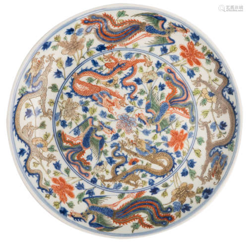 A Chinese polychrome deep plate, decorated with dragons and phoenixes, Kangxi, ø 25 cm