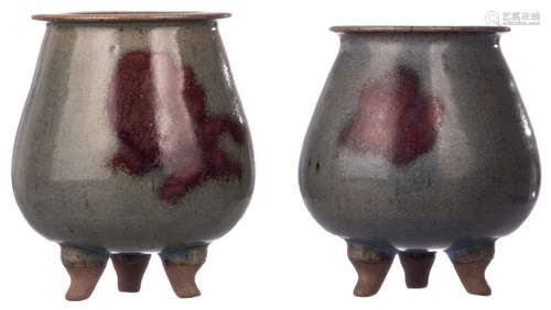 Two archaic jun ware tripod jars, 19th - 20thC, H 16,8 - 17,7 cm