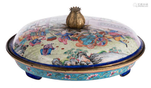A Chinese Canton enameled bowl and cover, the cover decorated with an animated scene, H 9,5 - ø 23,5 cm
