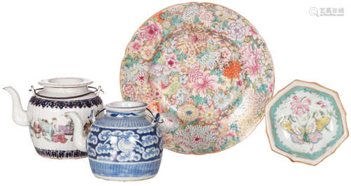 A Chinese mille fleurs dish with a Qianlong mark, 19thC, ø 23,5 cm; added two Chinese teapots and covers and a plate, famille rose and blue and white decorated, H 12 - ø 13 cm