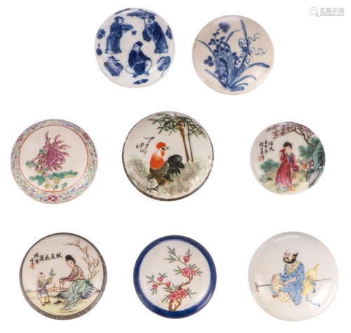 Eight Chinese blue and white, famille rose and polychrome porcelain seal paste boxes and covers, some marked, 19th and 20thC, ø 6 - 7 cm