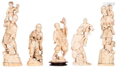 Five Japanese ivory okimono depicting charming scenes from daily life in the Meiji period, H 17,5 - 25 cm - Weight: 1697g