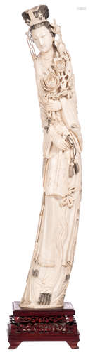 A Chinese ivory carved figure depicting a court lady, marked, first half of the 20thC, on a wooden stand, H 90 (without stand) - 102 cm (with stand), Weight: about 9,1kg (without stand) - 10,7kg (with stand)