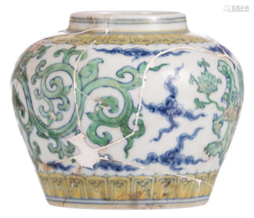 A Chinese wucai dragon decorated jar, marked, 17thC, H 11 cm 
