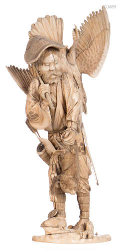 A Japanese ivory okimono of a hunter, Meiji period, with coloured engraving, H 39,5 cm - Weight: about 1906g