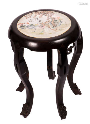 A Chinese carved hardwood seat with famille rose porcelain plaque, decorated with a gallant scene and calligraphic texts, H 51,5 - ø 39,5 cm