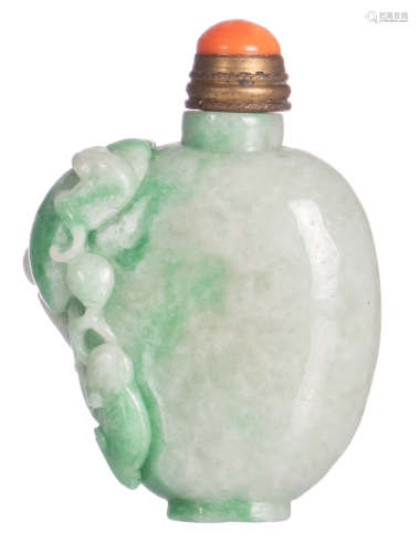A Chinese jadeite snuff bottle decorated with bats on a branch, the cover with semi-precious stones, H 6,1 cm