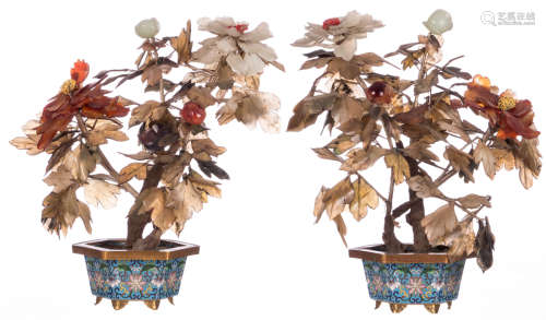 A pair of decorative Chinese trees with semi-precious stones in a cloisonné jardinière, H 44,5 cm