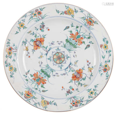 A Chinese wucai floral decorated plate, 18thC, ø 36 cm